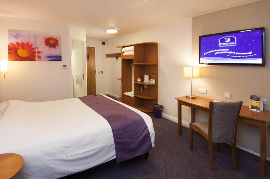 Premier Inn Cobham 외부 사진